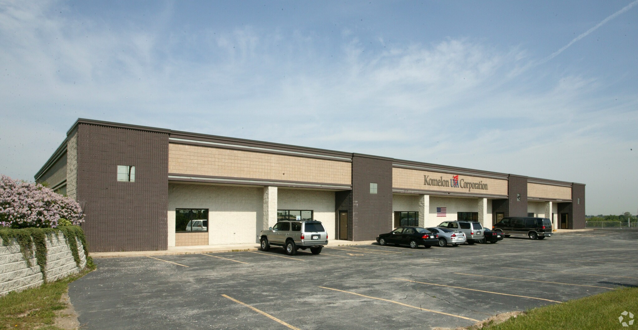 301 Commerce St, Waukesha, WI à louer Photo de l’immeuble– Image 1 sur 7