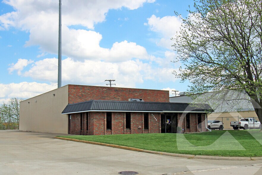 37980 Commerce Dr, Sterling Heights, MI à vendre - Photo de l’immeuble – Image 1 sur 3