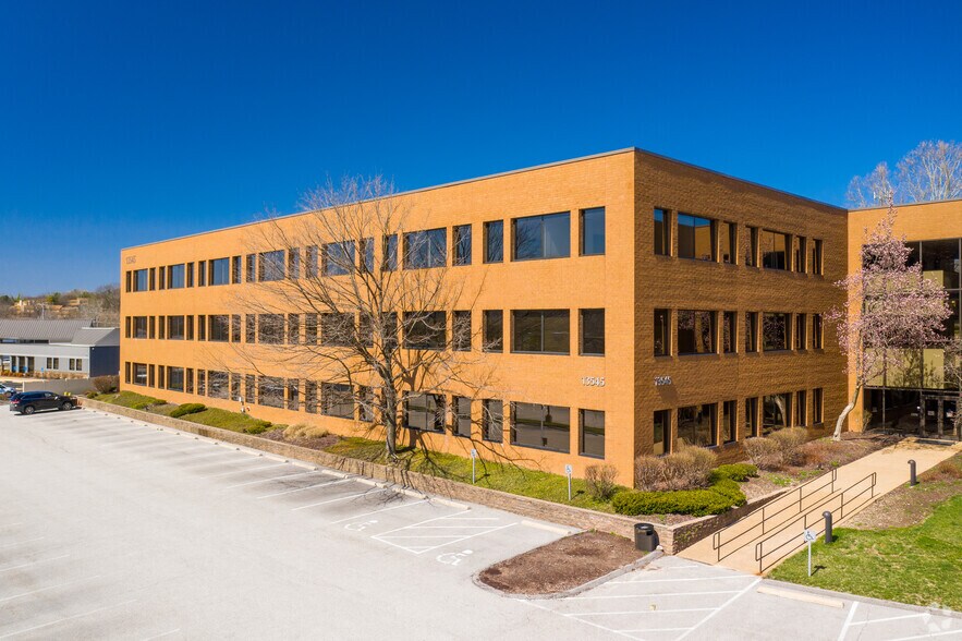 13545 Barrett Parkway Dr, Ballwin, MO à louer - Photo de l’immeuble – Image 2 sur 5