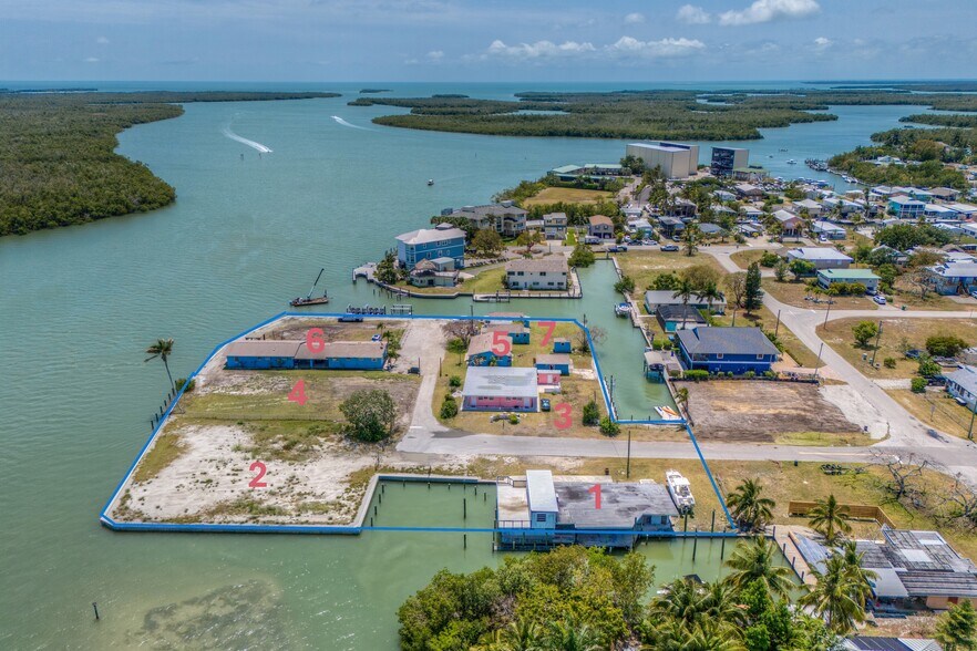 301-305 Pear Tree Ave & 107, 108, 109, 110, 111 East Ct., Goodland, FL à vendre - Photo de l’immeuble – Image 3 sur 4
