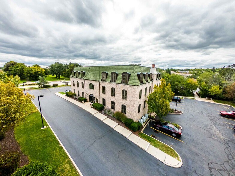 17100 W North Ave, Brookfield, WI à louer - Photo principale – Image 1 sur 9