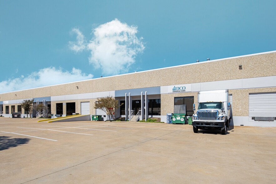 2200 Denton Dr, Austin, TX à louer - Photo de l’immeuble – Image 3 sur 9