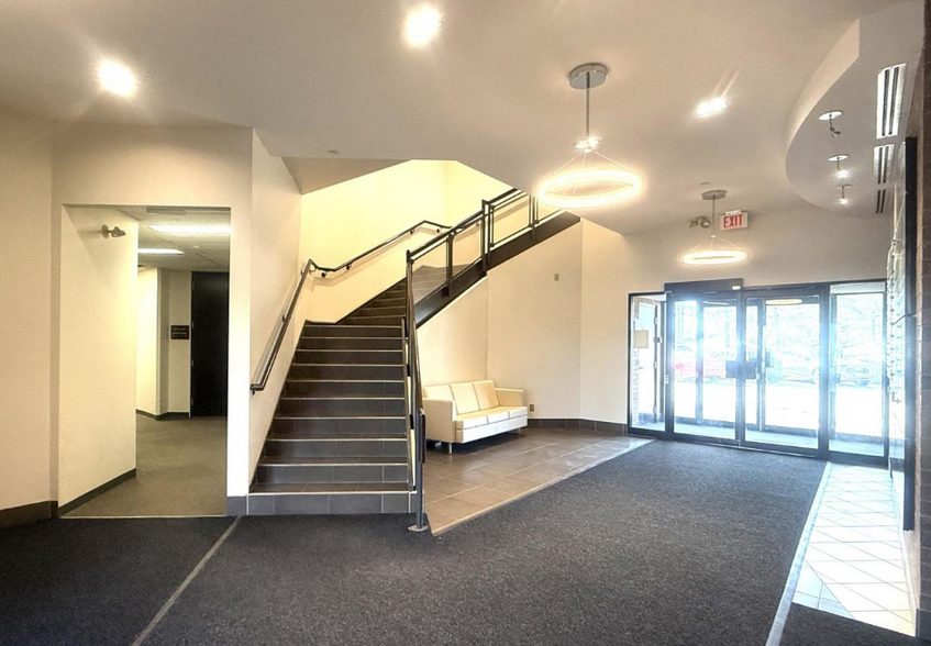 106 Colonnade Rd, Ottawa, ON à louer - Photo intérieure – Image 2 sur 10