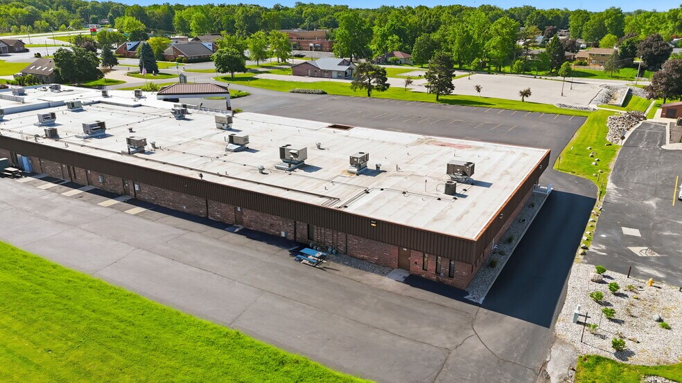 2235 Dubois Dr, Warsaw, IN à vendre - Photo de l’immeuble – Image 3 sur 17