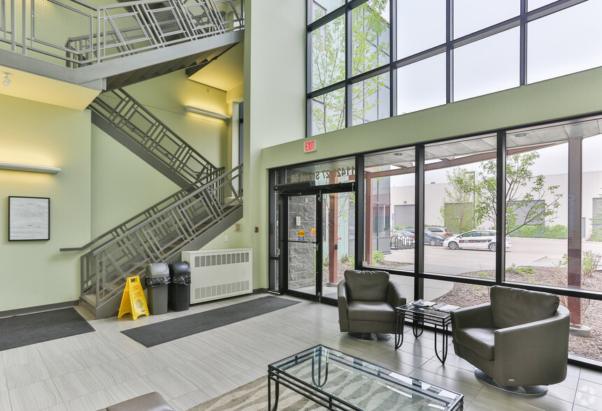 11420 27th St SE, Calgary, AB à vendre - Hall d’entrée – Image 3 sur 26