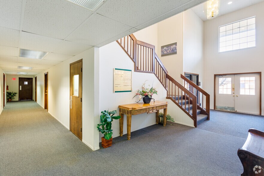 27600 Farmington Rd, Farmington Hills, MI à louer - Hall d’entrée – Image 3 sur 5