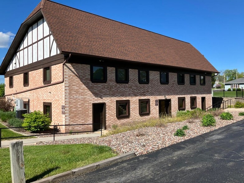 1305 Chestnut St, West Bend, WI à vendre - Photo de l’immeuble – Image 1 sur 27