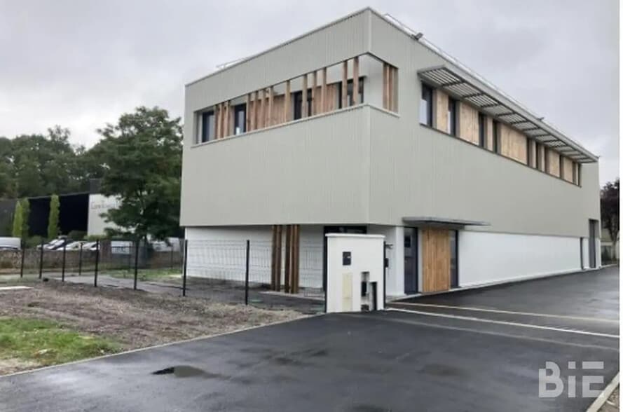 Local d’activités dans Gradignan à louer - Photo de l’immeuble – Image 2 sur 12