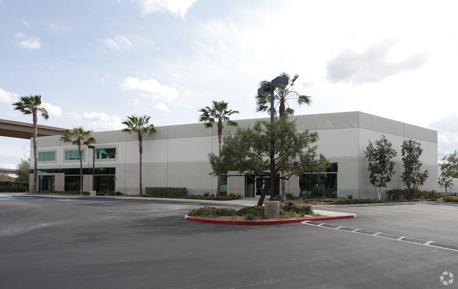 850 E Parkridge Ave, Corona, CA à louer - Photo de l’immeuble – Image 3 sur 5