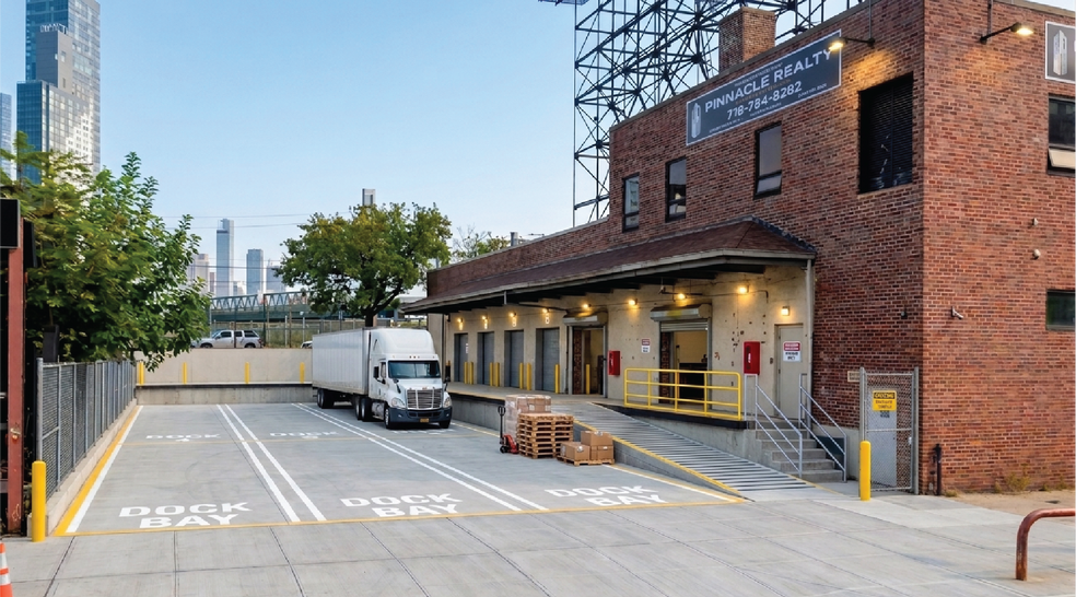 30-35 Thomson Ave, Long Island City, NY à louer - Photo de l’immeuble – Image 3 sur 9