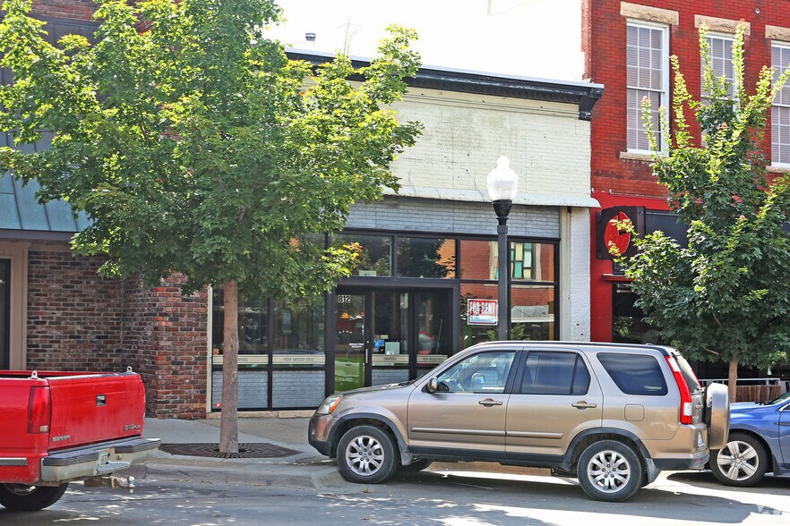 812 Massachusetts St, Lawrence, KS à louer - Photo de l’immeuble – Image 2 sur 5