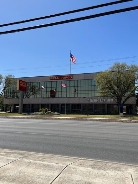 301 Junction Hwy, Kerrville, TX à louer - Photo de l’immeuble – Image 3 sur 12
