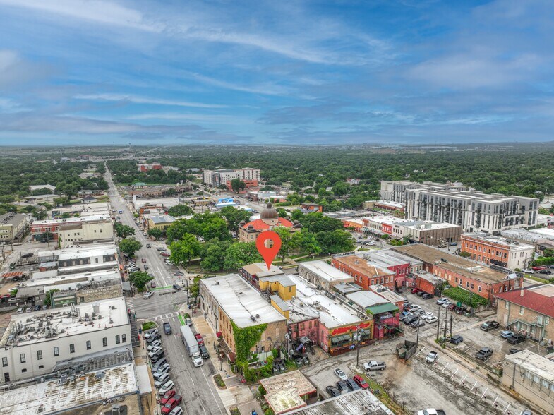 139 E Hopkins St, San Marcos, TX à vendre - Photo de l’immeuble – Image 3 sur 84