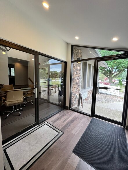 21 Willow Pond Way, Penfield, NY à louer - Hall d’entrée – Image 2 sur 10