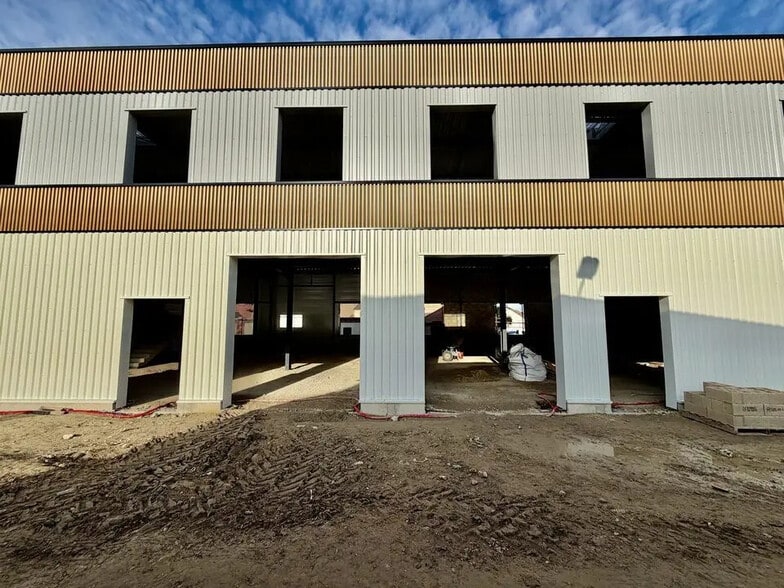 Local d’activités dans Asnières-sur-Oise à louer - Photo de l’immeuble – Image 2 sur 11