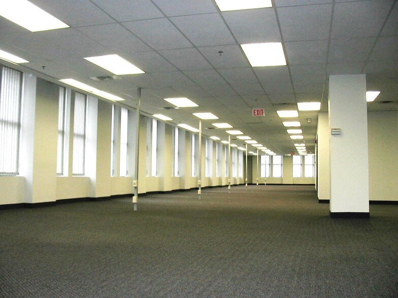 259 Portage Ave, Winnipeg, MB à louer - Photo intérieure – Image 2 sur 11