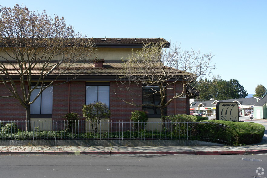 777 Woodside Rd, Redwood City, CA à louer - Photo de l’immeuble – Image 3 sur 3