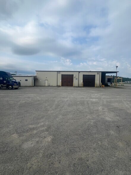 2250 Industrial Dr, Connellsville, PA à vendre - Photo de l’immeuble – Image 2 sur 9