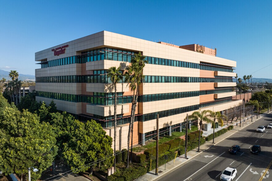 625 N Grand Ave, Santa Ana, CA à vendre - Photo principale – Image 1 sur 63