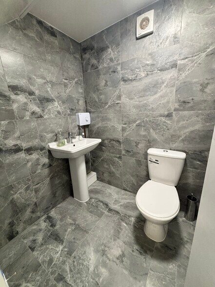 159 Hersham Rd, Walton On Thames à louer - Photo de l’immeuble – Image 3 sur 3