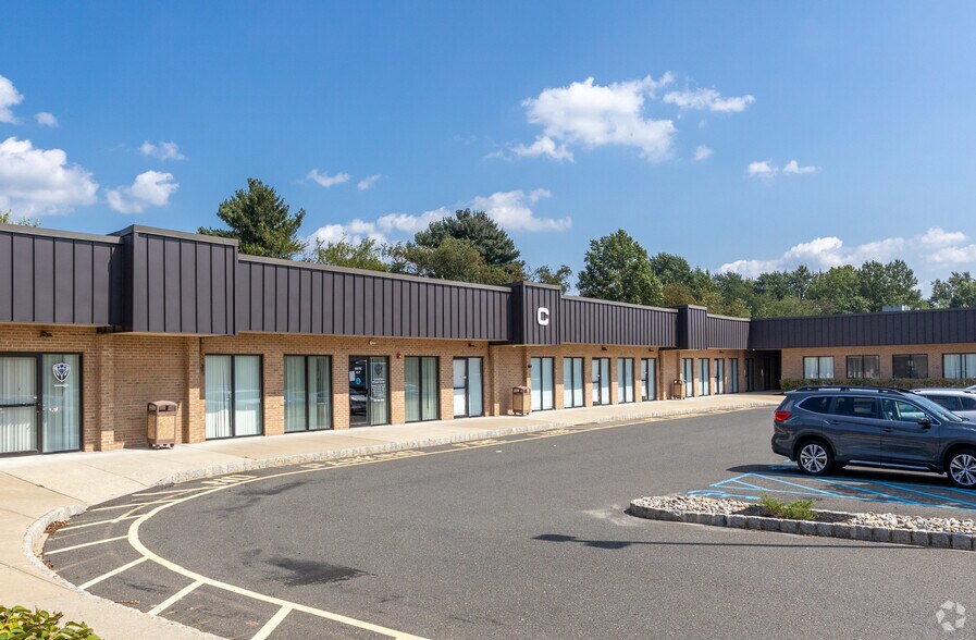 57 Schanck Rd, Freehold, NJ à louer - Photo de l’immeuble – Image 1 sur 8