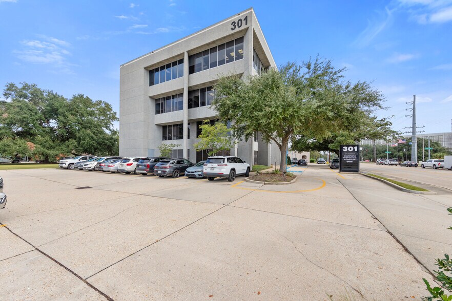 301 Kaliste Saloom Rd, Lafayette, LA à louer - Photo de l’immeuble – Image 1 sur 16