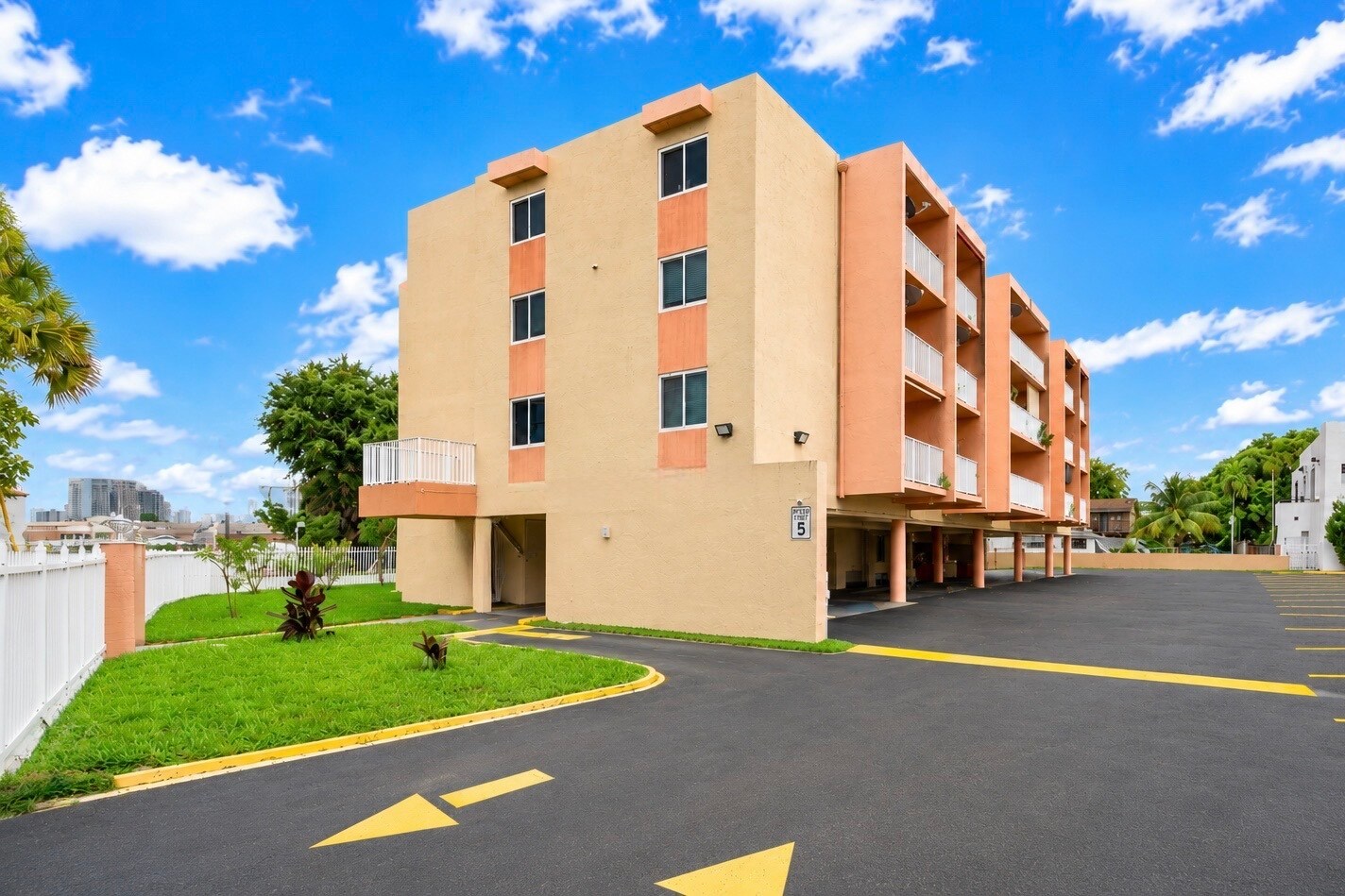2400 NW 16th Street Rd, Miami, FL à vendre Photo de l’immeuble– Image 1 sur 64