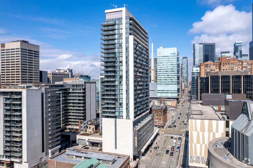 570 Bay St, Toronto, ON à louer - Photo de l’immeuble – Image 2 sur 32