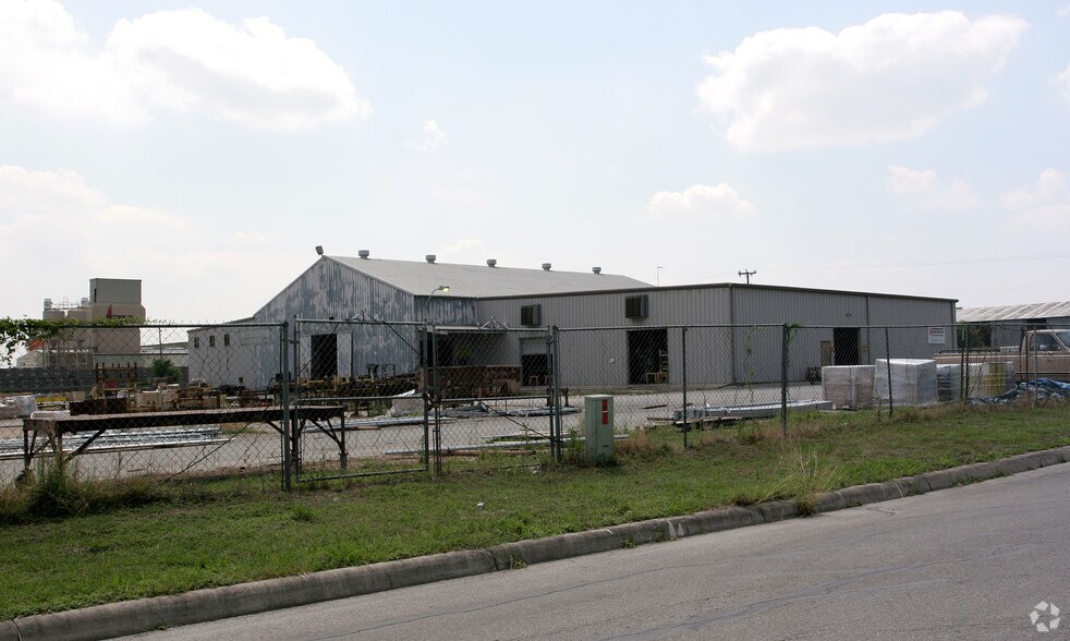 402 Gibbs Sprawl Rd, Converse, TX à louer - Photo de l’immeuble – Image 3 sur 4