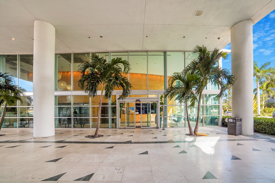 20900 NE 30th Ave, Aventura, FL à louer - Photo de l’immeuble – Image 3 sur 23