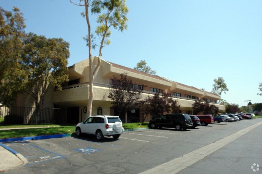 2438 N Ponderosa Dr, Camarillo, CA à vendre - Photo de l’immeuble – Image 3 sur 18