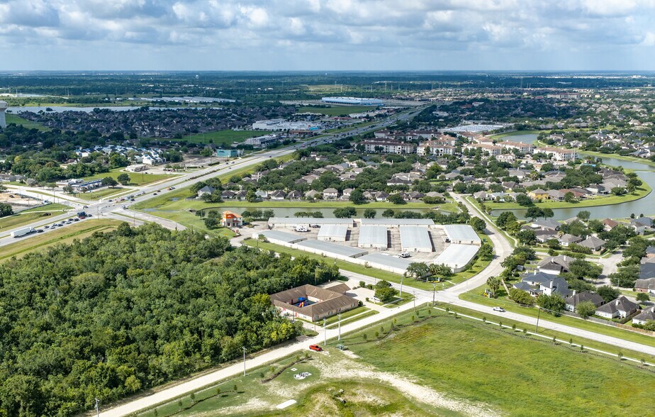 3705 Columbia Memorial Pky, League City, TX à vendre - Photo de l’immeuble – Image 2 sur 5