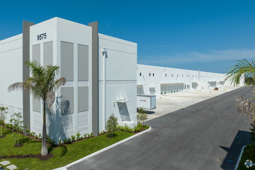 9575 NW 174th St, Hialeah, FL à louer - Photo de l’immeuble – Image 3 sur 26