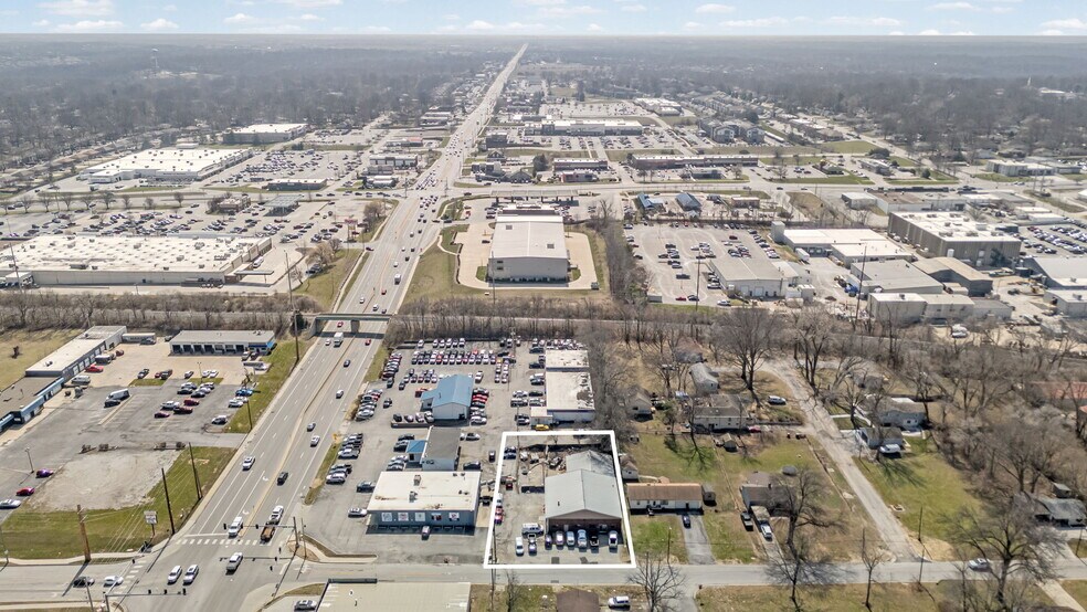 702 SW South Ave, Blue Springs, MO à louer - Photo de l’immeuble – Image 3 sur 24
