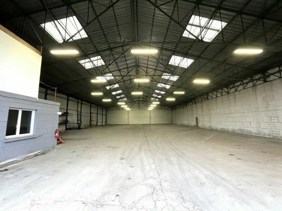 Local d'activités dans Sandouville à vendre Photo intérieure– Image 1 sur 3