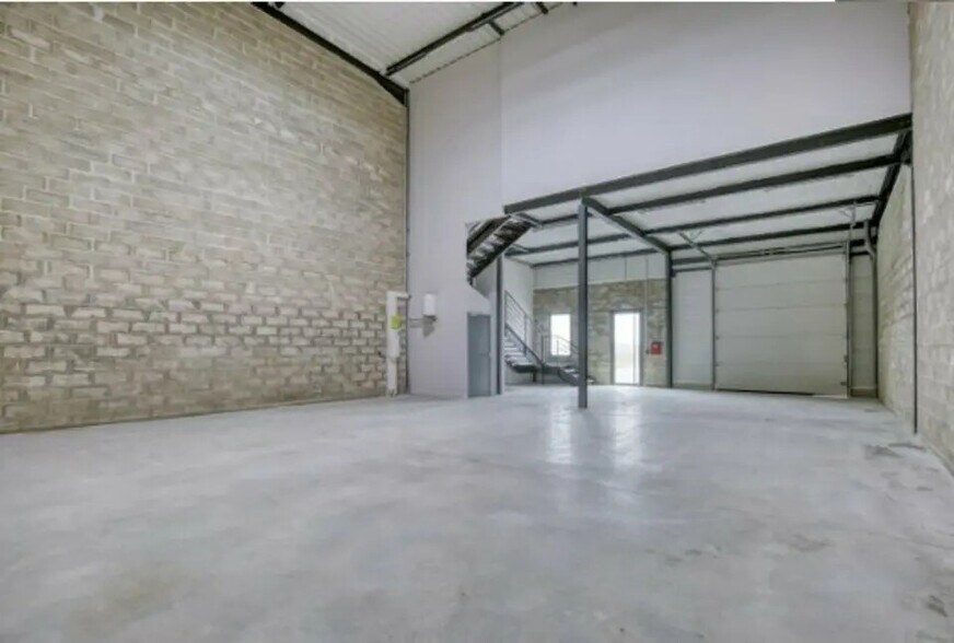 Local d'activités dans Persan à vendre - Photo intérieure – Image 2 sur 3