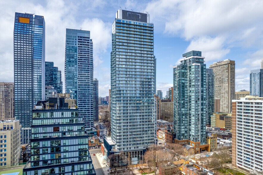 599 Yonge St, Toronto, ON à louer - Photo de l’immeuble – Image 2 sur 4