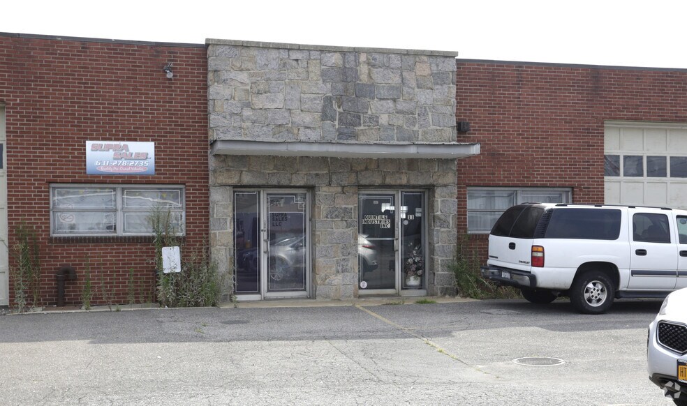 11 Sarah Dr, Farmingdale, NY à louer - Photo de l’immeuble – Image 2 sur 5