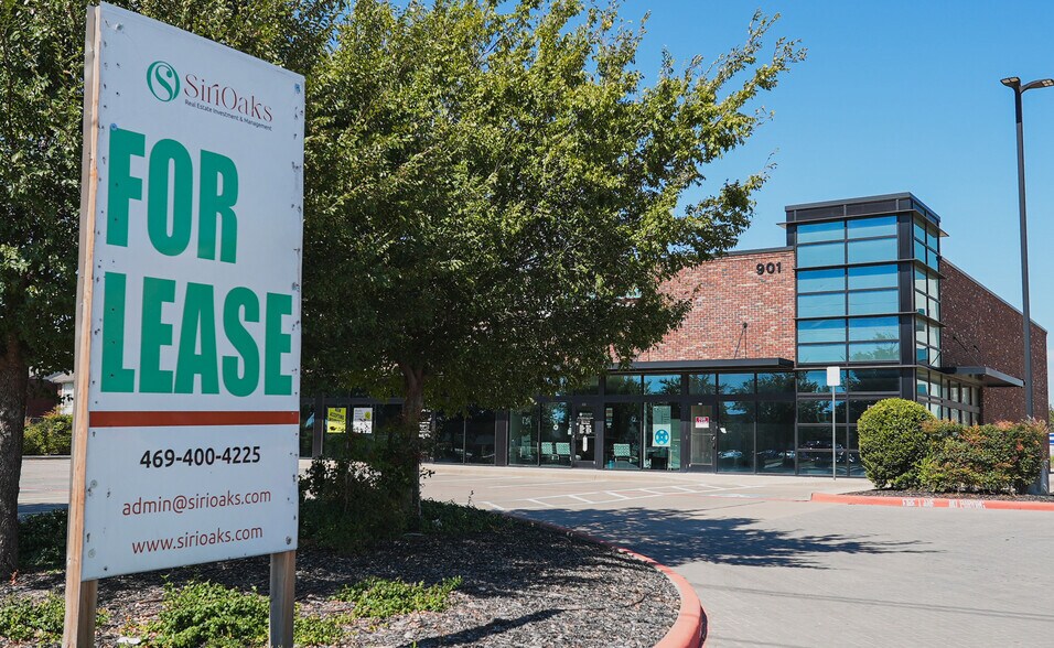 901 E Harwood Rd, Euless, TX à louer - Photo de l’immeuble – Image 3 sur 17