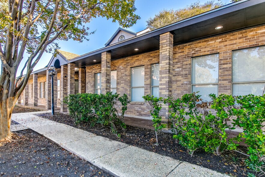 8627 Cinnamon Creek Dr, San Antonio, TX à vendre - Photo de l’immeuble – Image 2 sur 12