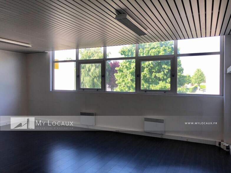 Local d’activités dans SAINT-OUEN-L'AUMONE à louer - Photo de l’immeuble – Image 3 sur 5