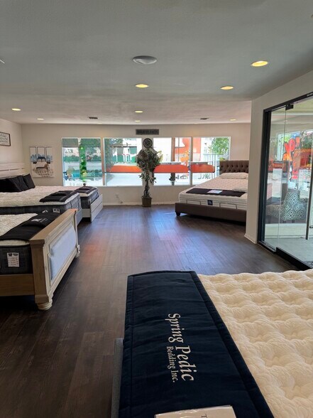 799 E Thousand Oaks Blvd, Thousand Oaks, CA à louer - Photo de l’immeuble – Image 2 sur 4