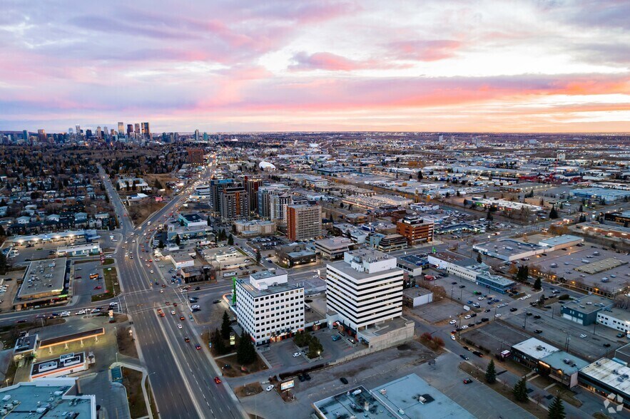 5940 Macleod Trl SW, Calgary, AB à louer - Aérien – Image 1 sur 8
