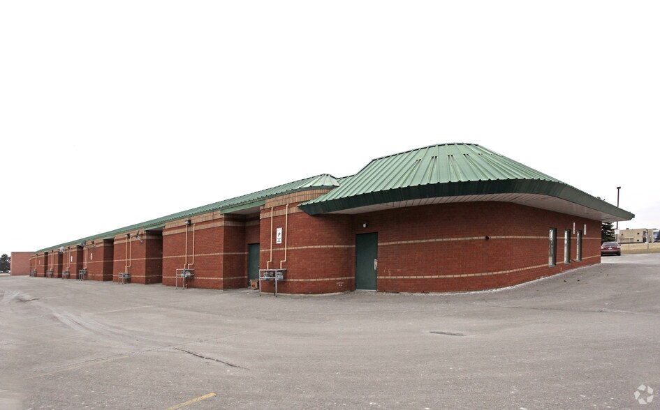 21 Roysun Rd, Vaughan, ON à louer - Photo de l’immeuble – Image 2 sur 4