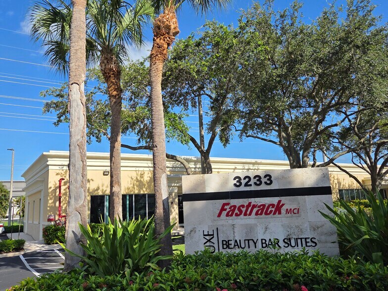 3233 Commerce Pl, West Palm Beach, FL à louer - Photo de l’immeuble – Image 1 sur 4