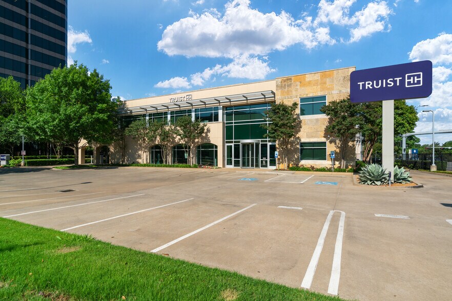 5820 W Northwest Hwy, Dallas, TX à louer - Photo de l’immeuble – Image 1 sur 13