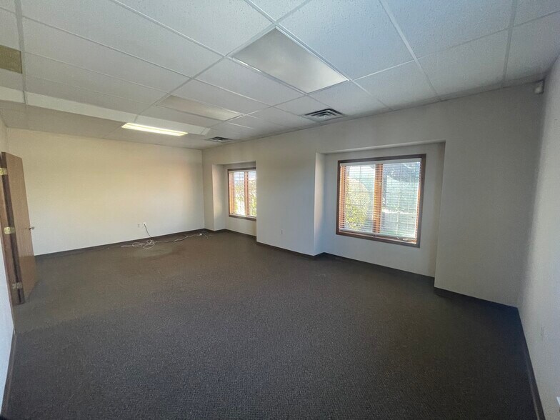 15501 Metropolitan Pky, Clinton Township, MI à louer - Photo intérieure – Image 2 sur 9