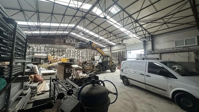 Plus de détails pour Local d’activités à vendre