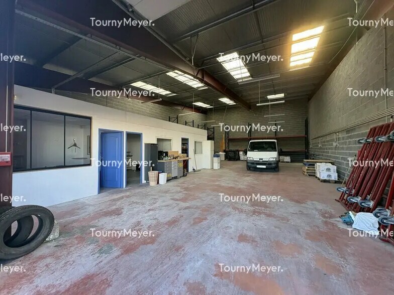 Local d’activités dans Cugnaux à louer - Photo de l’immeuble – Image 2 sur 5