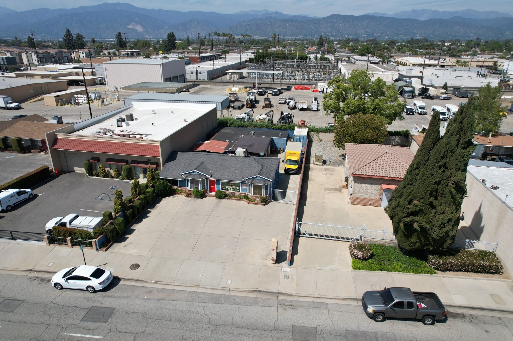 569 E San Bernardino Rd, Covina, CA à louer Photo de l’immeuble– Image 1 sur 3